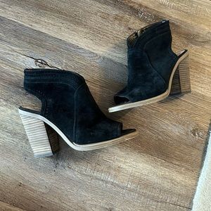 Vince Camuto Size 7.5 Black Peep Toe Block Heel / Sandal